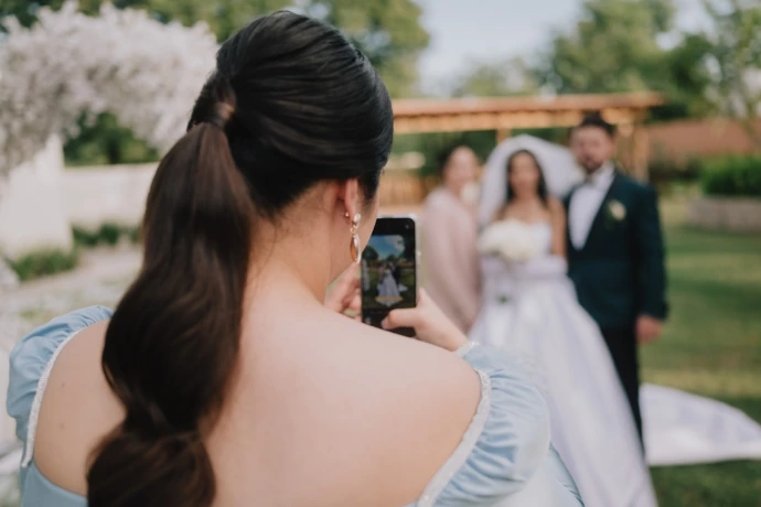 Invitée photographiant les mariés lors d'un mariage en Provence